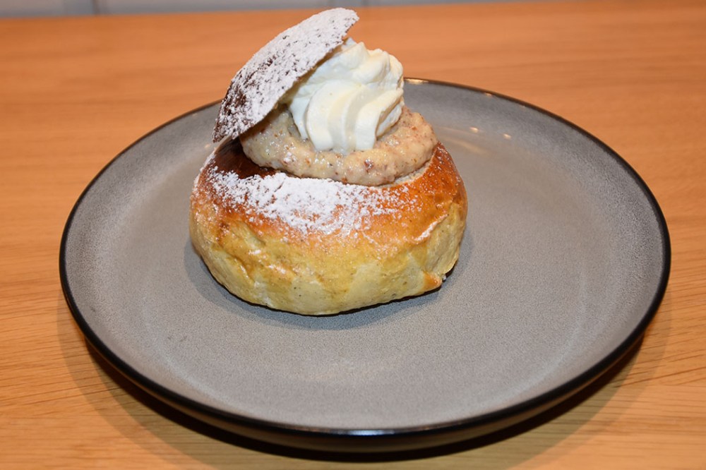 SEMLOR – svenske fastelavnsboller Ingredienser Fordeig: 2 dl Melk (ca 35 grader) ½ pk Gjær (25 g) 240 g Hvetemel (4dl) 180 g Hvetemel 1 Egg ½ ts Salt 1 ss Kardemomme 1 dl Sukker 100 g Smør (romtemperert) Fyll: 190 g Mandler 110 g Melis 80 g Smør ½ dl Melk 3 dl Fløte ½ ss Melis Pensling: 1 Egg (sammen vispet) https://heidisboble.no/ @heidisboble