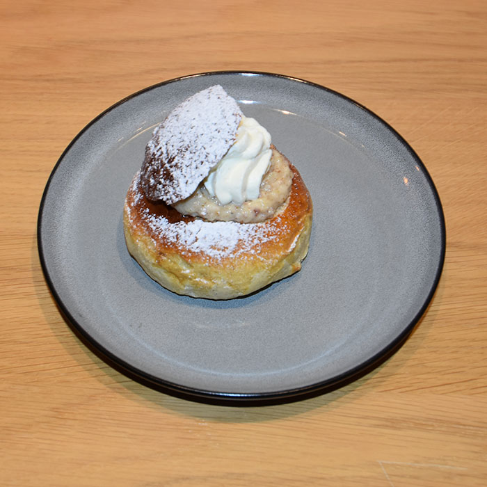 SEMLOR – svenske fastelavnsboller Ingredienser Fordeig: 2 dl Melk (ca 35 grader) ½ pk Gjær (25 g) 240 g Hvetemel (4dl) 180 g Hvetemel 1 Egg ½ ts Salt 1 ss Kardemomme 1 dl Sukker 100 g Smør (romtemperert) Fyll: 190 g Mandler 110 g Melis 80 g Smør ½ dl Melk 3 dl Fløte ½ ss Melis Pensling: 1 Egg (sammen vispet) https://heidisboble.no/ @heidisboble