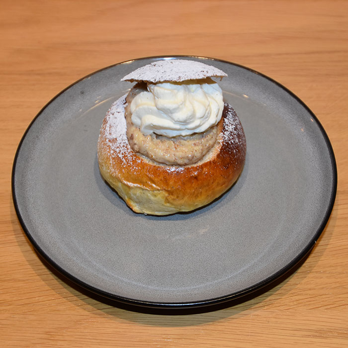 SEMLOR – svenske fastelavnsboller Ingredienser Fordeig: 2 dl Melk (ca 35 grader) ½ pk Gjær (25 g) 240 g Hvetemel (4dl) 180 g Hvetemel 1 Egg ½ ts Salt 1 ss Kardemomme 1 dl Sukker 100 g Smør (romtemperert) Fyll: 190 g Mandler 110 g Melis 80 g Smør ½ dl Melk 3 dl Fløte ½ ss Melis Pensling: 1 Egg (sammen vispet) https://heidisboble.no/ @heidisboble