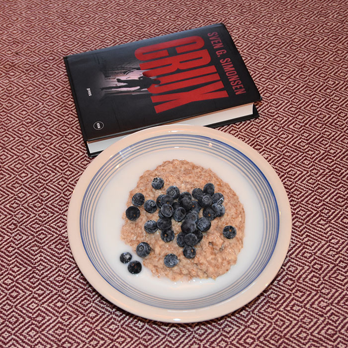 Simonsen, Sven G. (2022) «Crux», Press forlag OG Havregrøt med Hvetekli og eplemos Ingredienser: 1 dl Havregryn 1 ss Hvetekli 1 ½ dl Vann Topping: Blåbær Melk https://heidisboble.no/ @heidisboble