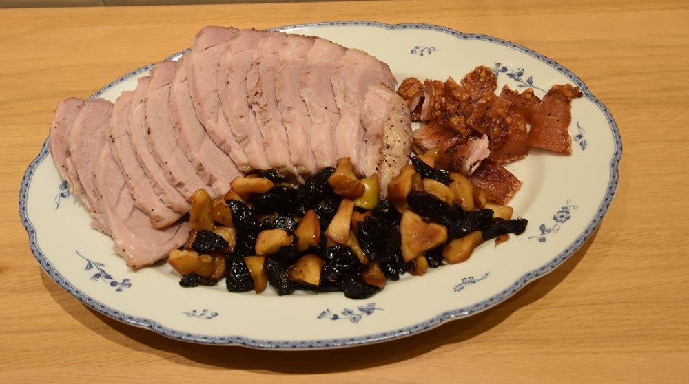 Svinestek (skinkestek) med epler og svisker og rødvinsky Ingredienser 1½ kg Svinestek (gjerne surret eller skinke eller bog) 1 ts Salt ½ ts Pepper 1-2 dl Vann Poteter (kokte) Rødvinsky (saus): 1 dl Rødvin (innkokt til det halve) 4 dl Sky (fra svinesteken og/eller kraft) 2 ss Hvetemel ½ dl Vann (kaldt) ½ - 1 ts Sukker Salt, pepper Tips! Du kan godt lage sausen uten rødvinen, bytt den bare ut med kraft Eple – og sviske tilbehør (valgfritt): 2 Epler (i biter) 250 g Svisker 1 ss Smør https://heidisboble.no/ @heidisboble