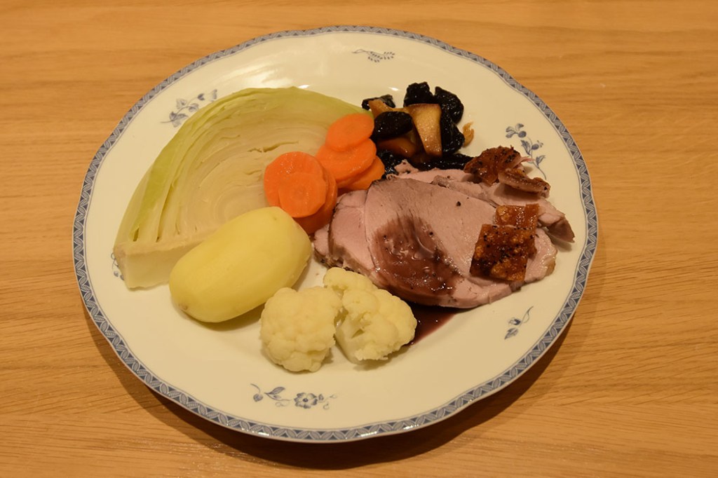 Svinestek (skinkestek) med epler og svisker og rødvinsky Ingredienser 1½ kg Svinestek (gjerne surret eller skinke eller bog) 1 ts Salt ½ ts Pepper 1-2 dl Vann Poteter (kokte) Rødvinsky (saus): 1 dl Rødvin (innkokt til det halve) 4 dl Sky (fra svinesteken og/eller kraft) 2 ss Hvetemel ½ dl Vann (kaldt) ½ - 1 ts Sukker Salt, pepper Tips! Du kan godt lage sausen uten rødvinen, bytt den bare ut med kraft Eple – og sviske tilbehør (valgfritt): 2 Epler (i biter) 250 g Svisker 1 ss Smør https://heidisboble.no/ @heidisboble