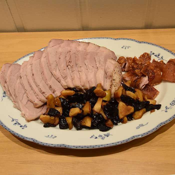 Svinestek (skinkestek) med epler og svisker og rødvinsky Ingredienser 1½ kg Svinestek (gjerne surret eller skinke eller bog) 1 ts Salt ½ ts Pepper 1-2 dl Vann Poteter (kokte) Rødvinsky (saus): 1 dl Rødvin (innkokt til det halve) 4 dl Sky (fra svinesteken og/eller kraft) 2 ss Hvetemel ½ dl Vann (kaldt) ½ - 1 ts Sukker Salt, pepper Tips! Du kan godt lage sausen uten rødvinen, bytt den bare ut med kraft Eple – og sviske tilbehør (valgfritt): 2 Epler (i biter) 250 g Svisker 1 ss Smør https://heidisboble.no/ @heidisboble