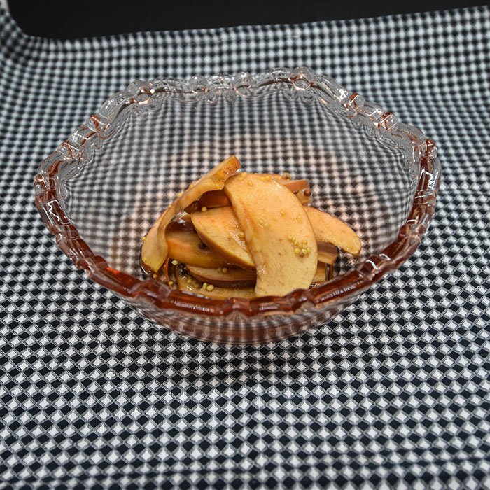 Syltede epler Ingredienser: 1½ dl Eddik (eplesider) 1 dl Sukker ½ dl Vann 1 Laubærblad 1 ts Pepperkorn (svarte) 1 ts Sennepsfrø 3 Epler https://heidisboble.no/ @heidisboble