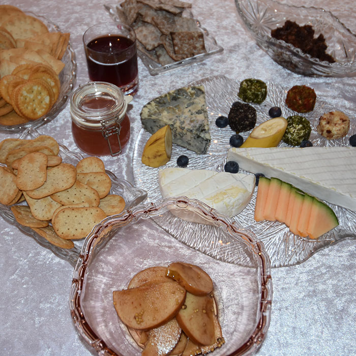 Ostebord med syltede epler, eplegele, rognebærgele og baconsltetøy Syltede epler Ingredienser: 1½ dl Eddik (eplesider) 1 dl Sukker ½ dl Vann 1 Laubærblad 1 ts Pepperkorn (svarte) 1 ts Sennepsfrø 3 Epler https://heidisboble.no/ @heidisboble