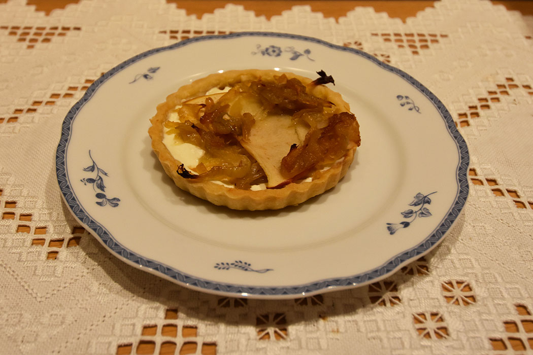 Terte med eple, løk og timian Ingredienser: Bunn: 3 dl Hvetemel 100 g Smør 2-4 ss Kaldt vann Fyll: 1 Løk 3 ss Smør (og olje) 3 dl Rømme 1 ts Sennep (Dijon) 1 ts Salt 1 krm Pepper 1-2 Epler (i skiver og terninger) Timian (fersk) https://heidisboble.no/ @heidisboble