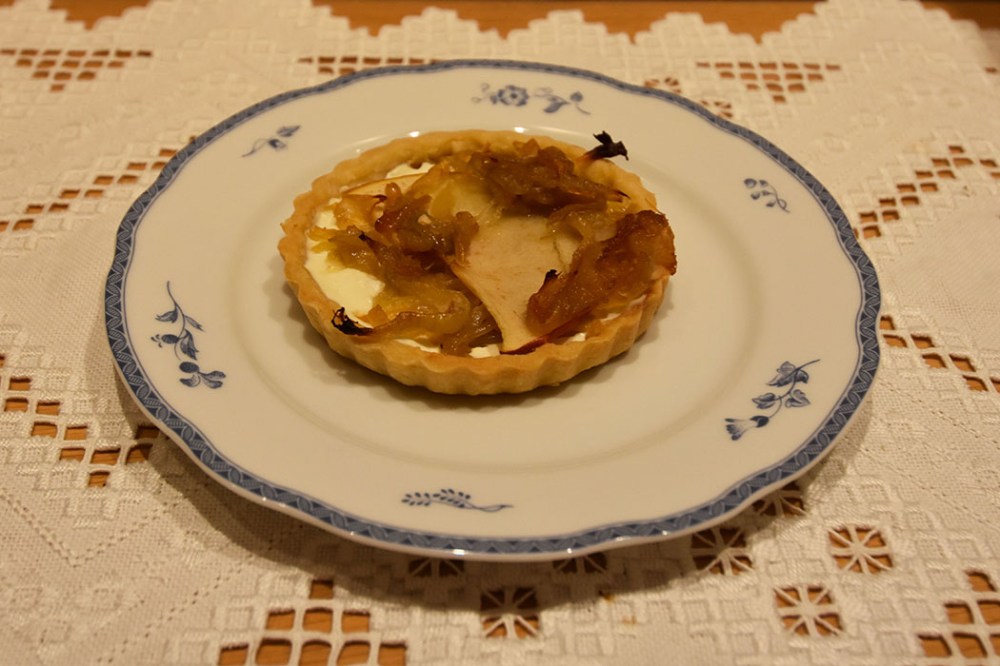 Terte med eple, løk og timian Ingredienser: Bunn: 3 dl Hvetemel 100 g Smør 2-4 ss Kaldt vann Fyll: 1 Løk 3 ss Smør (og olje) 3 dl Rømme 1 ts Sennep (Dijon) 1 ts Salt 1 krm Pepper 1-2 Epler (i skiver og terninger) Timian (fersk) https://heidisboble.no/ @heidisboble