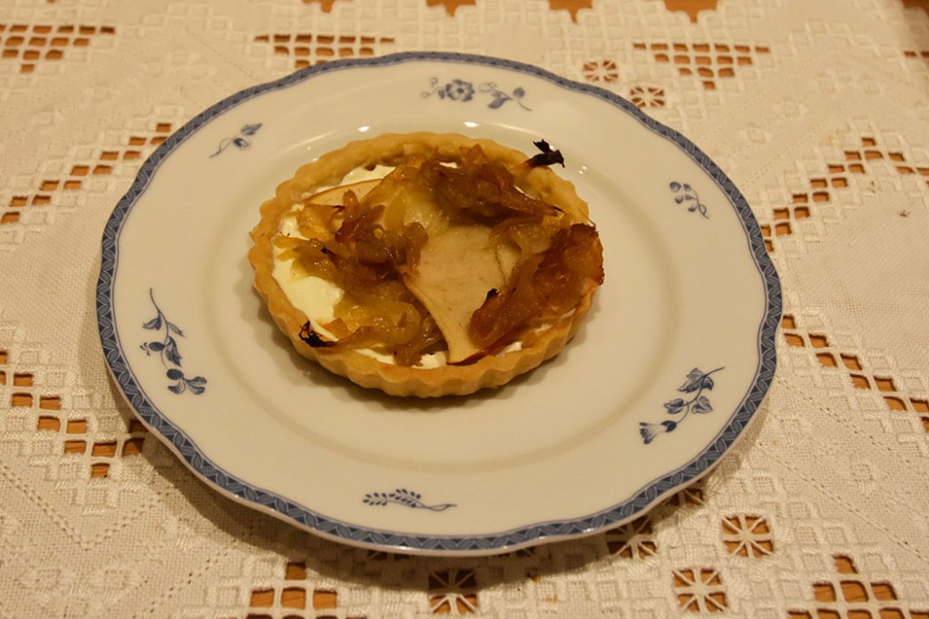 Terte med eple, løk og timian Ingredienser: Bunn: 3 dl Hvetemel 100 g Smør 2-4 ss Kaldt vann Fyll: 1 Løk 3 ss Smør (og olje) 3 dl Rømme 1 ts Sennep (Dijon) 1 ts Salt 1 krm Pepper 1-2 Epler (i skiver og terninger) Timian (fersk) https://heidisboble.no/ @heidisboble