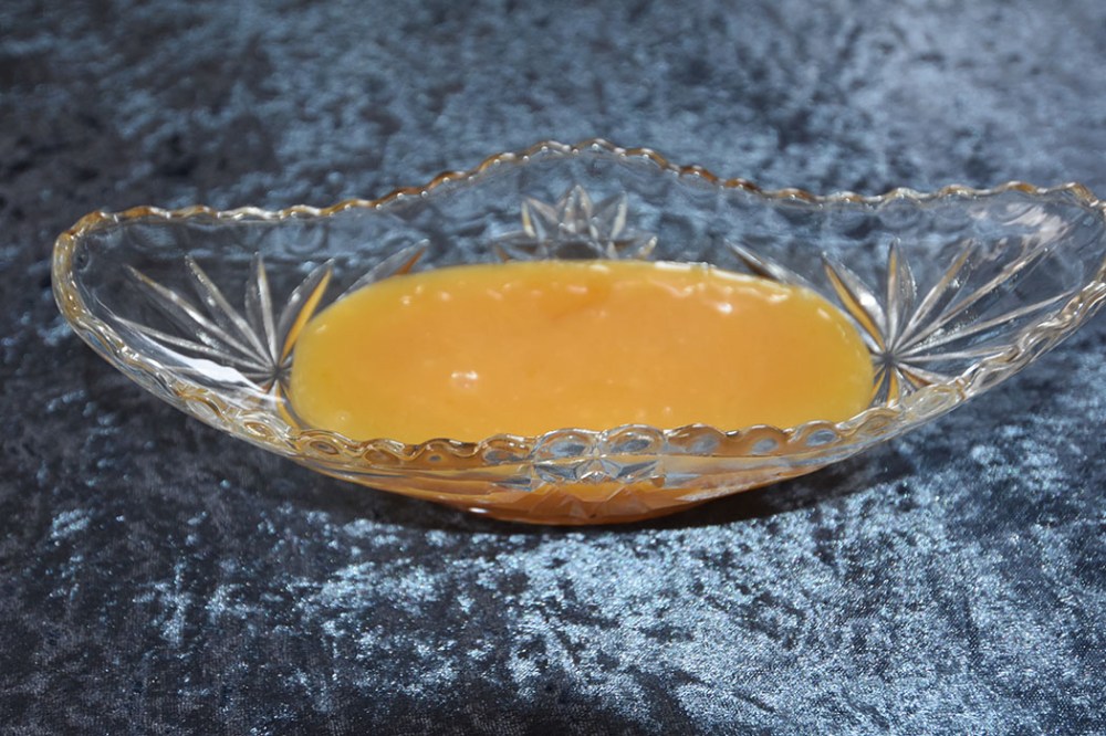 Appelsin-karamellsaus Ingredienser: 1½ dl Appelsinsaft (nypresset) 300g Sukker 2 ss Sirup (glykose eller mais) 30 g Smør 1½ dl Fløte 2 ts Vaniljeekstrakt ¼ ts Salt https://heidisboble.no/ @heidisboble