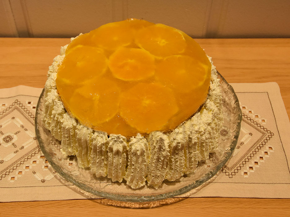 Appelsin-, Banan- og karamellkake (heidisboble original) Ingredienser 3 dl Melk 1 dl Appelsinsaft (presset) 175 g Smør 2 ½ dl Sukker 2 ½ dl Brunsukker 3 Egg 2 ts Vaniljeekstrakt 2 ts Kanel 2 ts Bakepulver 7 ½ dl Hvetemel 4 Bananer (overmodne og most) Appelsinkaramell: 1½ dl Appelsinsaft (nypresset) 300g Sukker 2 ss Sirup (glykose eller mais) 30 g Smør 1½ dl Fløte 2 ts Vanilje ekstrakt ¼ ts Salt Karamelliserte bananer: 2 ss Sukker 1 ss Smør 3 Bananer (skivet) Appelsingele: 2 dl Appelsinsaft (nypresset) 2 ss Sukker 3 Gelatinblader Fyll og topping 6 dl Kremfløte 2 ss Appelsinmarmelade https://heidisboble.no/ @heidisboble