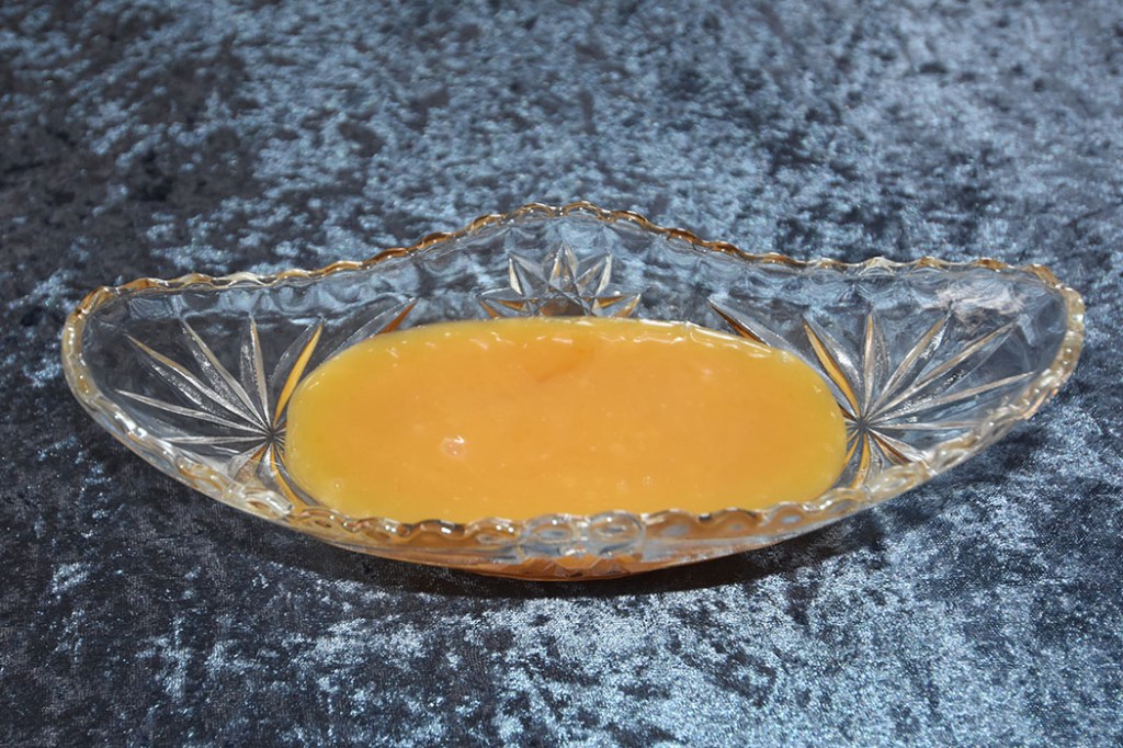 Appelsin-karamellsaus Ingredienser: 1½ dl Appelsinsaft (nypresset) 300g Sukker 2 ss Sirup (glykose eller mais) 30 g Smør 1½ dl Fløte 2 ts Vaniljeekstrakt ¼ ts Salt https://heidisboble.no/ @heidisboble
