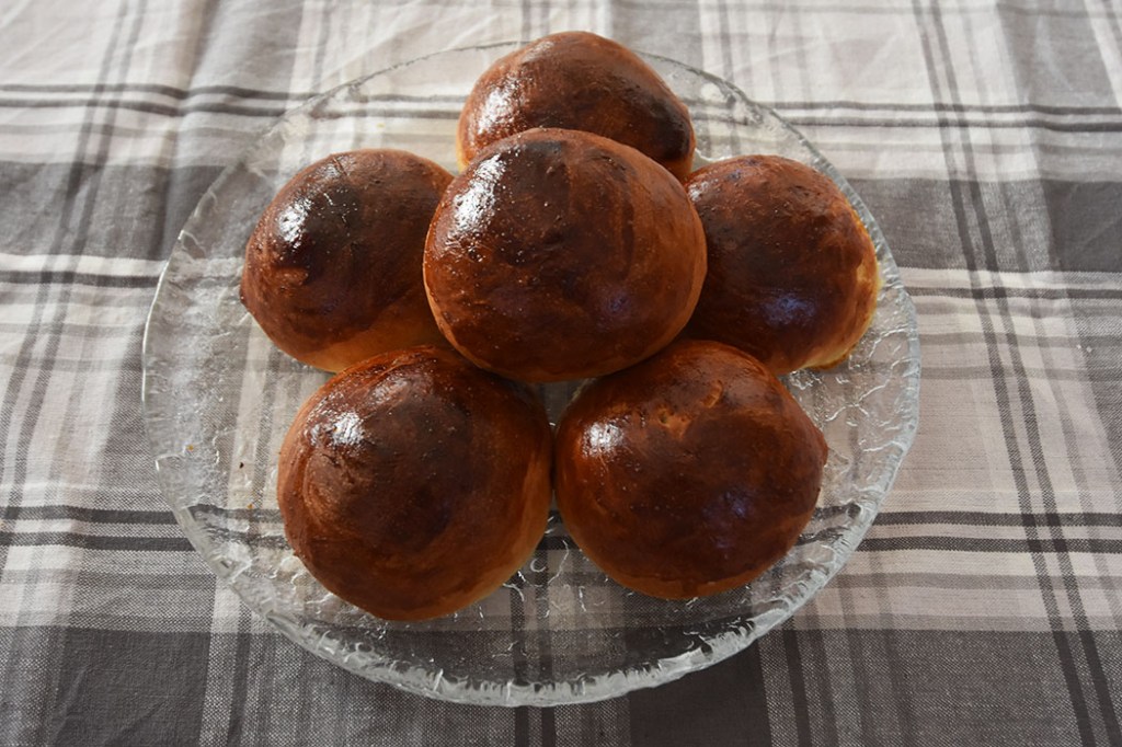 Boller med Rosiner Ingredienser 20 g Havregryn 5 ½ dl Vann 1 pakke Gjær 1 dl Olje (raps) 200 g Sukker 5 g Gjær 20 g Kardemomme 1 kg Hvetemel 350 g Rosiner (valgfritt) Egg til pensling (valgfrittI https://heidisboble.no/ @heidisboble