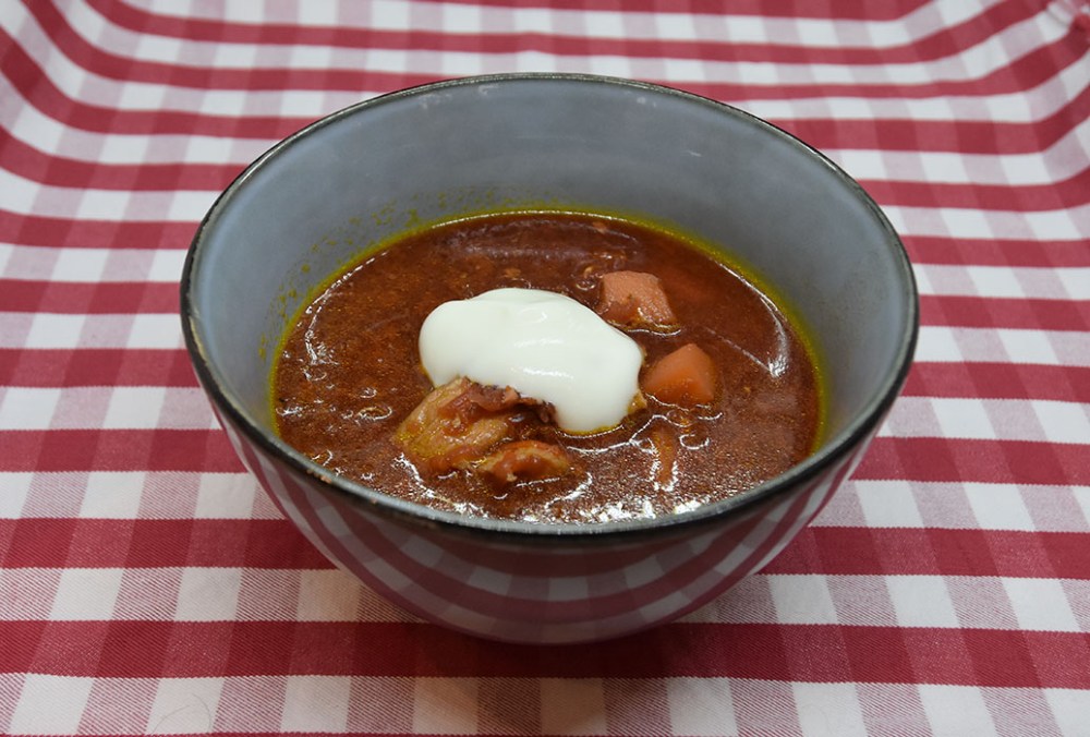BORSCHT med kylling Porsjoner Tid Vanskelighetsgrad 3-4 Enkel Ingredienser 2 Poteter 1½ ss Olje (oliven) 500 g Rødbeter 1 Løk (finhakket) 2 Gulrot (finsnittet) 2 stilker Selleri (finsnittet) 4 fedd Hvitløk (finhakkket) 10 dl Kyllingbuljong (eller -kraft) 1-2 Kyllingbryst Topping: Yoghurt (rømme) https://heidisboble.no/ @heidisboble