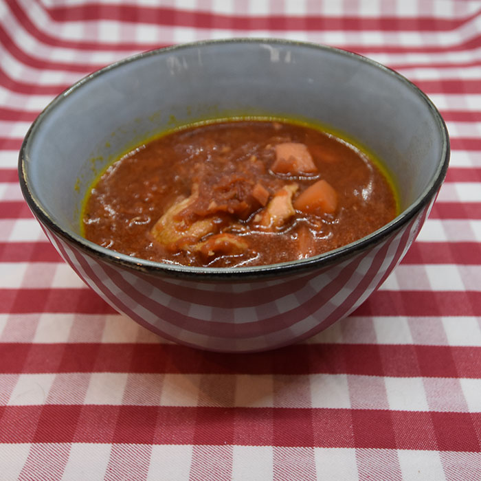 BORSCHT med kylling Porsjoner Tid Vanskelighetsgrad 3-4 Enkel Ingredienser 2 Poteter 1½ ss Olje (oliven) 500 g Rødbeter 1 Løk (finhakket) 2 Gulrot (finsnittet) 2 stilker Selleri (finsnittet) 4 fedd Hvitløk (finhakkket) 10 dl Kyllingbuljong (eller -kraft) 1-2 Kyllingbryst Topping: Yoghurt (rømme) https://heidisboble.no/ @heidisboble