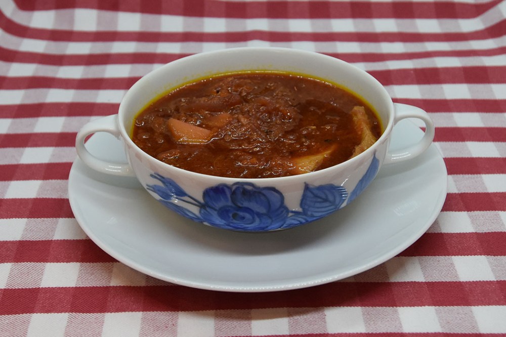 BORSCHT med kylling Porsjoner Tid Vanskelighetsgrad 3-4 Enkel Ingredienser 2 Poteter 1½ ss Olje (oliven) 500 g Rødbeter 1 Løk (finhakket) 2 Gulrot (finsnittet) 2 stilker Selleri (finsnittet) 4 fedd Hvitløk (finhakkket) 10 dl Kyllingbuljong (eller -kraft) 1-2 Kyllingbryst Topping: Yoghurt (rømme) https://heidisboble.no/ @heidisboble