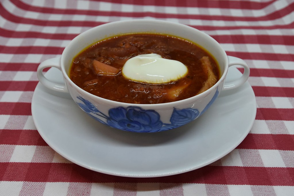 BORSCHT med kylling Porsjoner Tid Vanskelighetsgrad 3-4 Enkel Ingredienser 2 Poteter 1½ ss Olje (oliven) 500 g Rødbeter 1 Løk (finhakket) 2 Gulrot (finsnittet) 2 stilker Selleri (finsnittet) 4 fedd Hvitløk (finhakkket) 10 dl Kyllingbuljong (eller -kraft) 1-2 Kyllingbryst Topping: Yoghurt (rømme) https://heidisboble.no/ @heidisboble