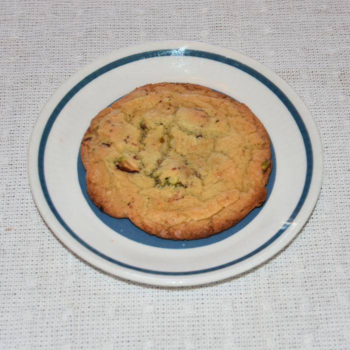 Cookies uten brunt sukker Ingredienser 115 g Smør 200 g Sukker 1 Egg 2 ts Vaniljesukker 225 g Hvetemel 1 ts Natrron 150 g Sjokolade og/eller pistasjnøtter (hakket) https://heidisboble.no/ @heidisboble