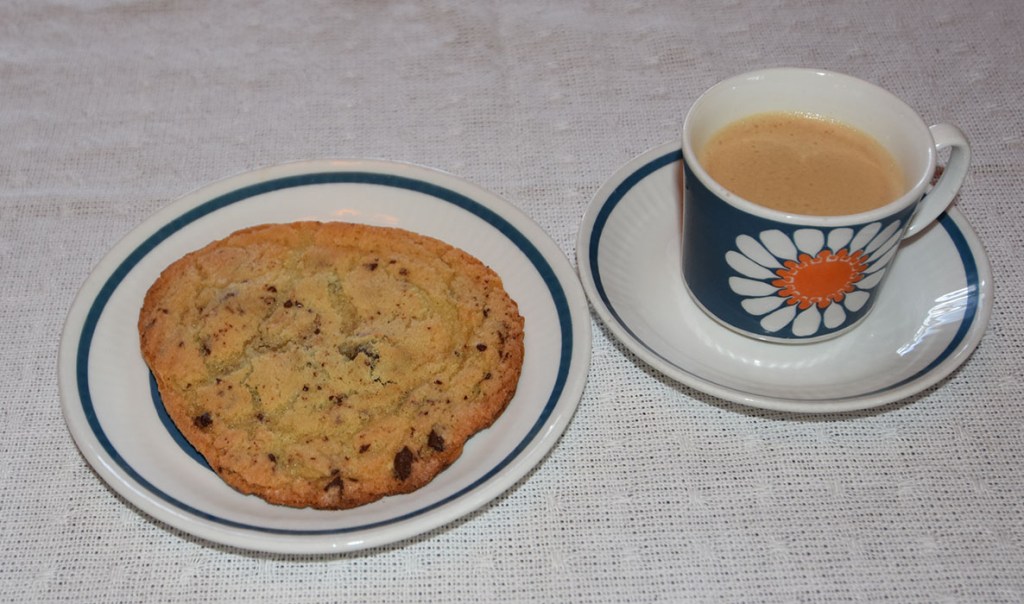 Cookies uten brunt sukker Ingredienser 115 g Smør 200 g Sukker 1 Egg 2 ts Vaniljesukker 225 g Hvetemel 1 ts Natrron 150 g Sjokolade og/eller pistasjnøtter (hakket) https://heidisboble.no/ @heidisboble