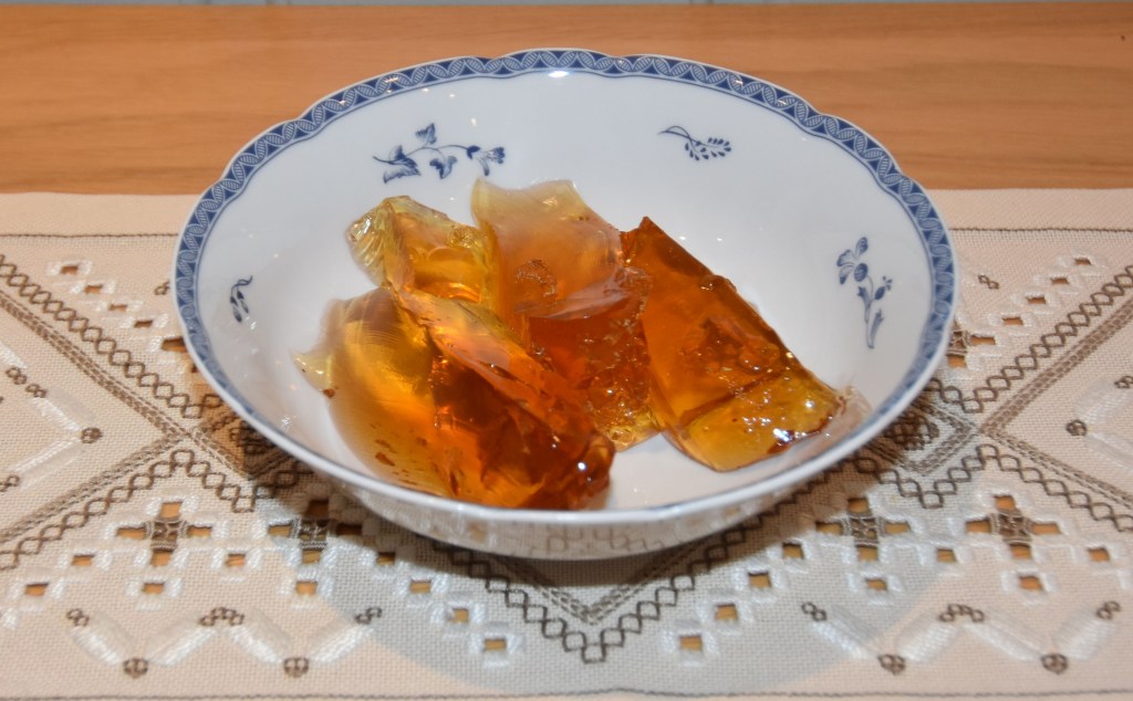 Eplegele md vaniljesaus Ingredienser: 10 dl Eplesaft (Sterk ) - for oppskrift, trykk HER 1-2 ss Sukker (hvis nødvendig) 5-6 Gelatinblader Tips! Istedenfor eplesaft kan du koke inn 15 dl eplejuice til 10 dl, og ellers følge oppskriften Vaniljesaus (enkel): 5 dl Melk 2 Egg 1 ts Potetmel 1 ss Vaniljesukker 2-3 ss Sukker https://heidisboble.no/ @heidisboble