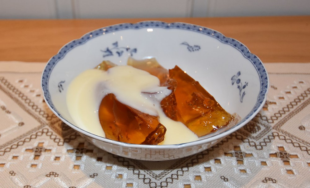 Eplegele md vaniljesaus Ingredienser: 10 dl Eplesaft (Sterk ) - for oppskrift, trykk HER 1-2 ss Sukker (hvis nødvendig) 5-6 Gelatinblader Tips! Istedenfor eplesaft kan du koke inn 15 dl eplejuice til 10 dl, og ellers følge oppskriften Vaniljesaus (enkel): 5 dl Melk 2 Egg 1 ts Potetmel 1 ss Vaniljesukker 2-3 ss Sukker https://heidisboble.no/ @heidisboble