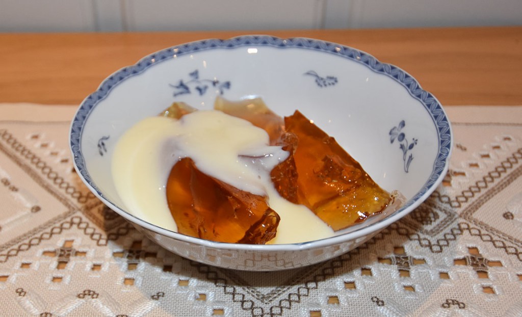 Eplegele md vaniljesaus Ingredienser: 10 dl Eplesaft (Sterk ) - for oppskrift, trykk HER 1-2 ss Sukker (hvis nødvendig) 5-6 Gelatinblader Tips! Istedenfor eplesaft kan du koke inn 15 dl eplejuice til 10 dl, og ellers følge oppskriften Vaniljesaus (enkel): 5 dl Melk 2 Egg 1 ts Potetmel 1 ss Vaniljesukker 2-3 ss Sukker https://heidisboble.no/ @heidisboble