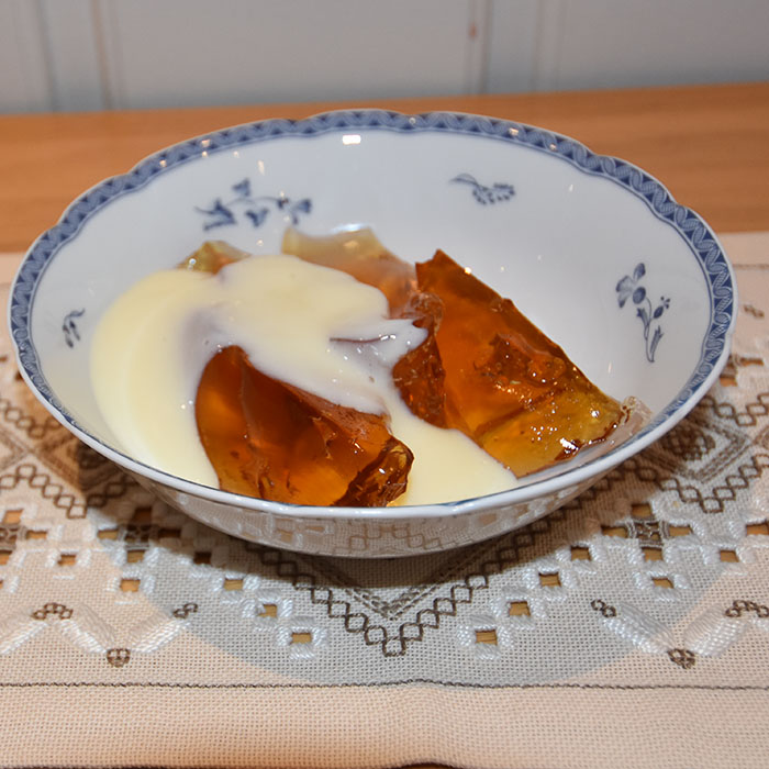 Eplegele md vaniljesaus Ingredienser: 10 dl Eplesaft (Sterk ) - for oppskrift, trykk HER 1-2 ss Sukker (hvis nødvendig) 5-6 Gelatinblader Tips! Istedenfor eplesaft kan du koke inn 15 dl eplejuice til 10 dl, og ellers følge oppskriften Vaniljesaus (enkel): 5 dl Melk 2 Egg 1 ts Potetmel 1 ss Vaniljesukker 2-3 ss Sukker https://heidisboble.no/ @heidisboble