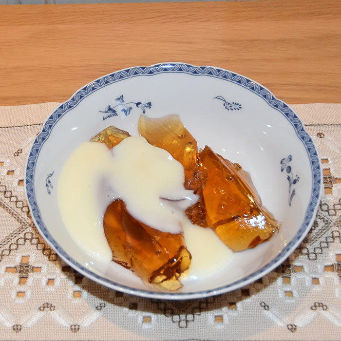 Eplegele md vaniljesaus Ingredienser: 10 dl Eplesaft (Sterk ) - for oppskrift, trykk HER 1-2 ss Sukker (hvis nødvendig) 5-6 Gelatinblader Tips! Istedenfor eplesaft kan du koke inn 15 dl eplejuice til 10 dl, og ellers følge oppskriften Vaniljesaus (enkel): 5 dl Melk 2 Egg 1 ts Potetmel 1 ss Vaniljesukker 2-3 ss Sukker https://heidisboble.no/ @heidisboble