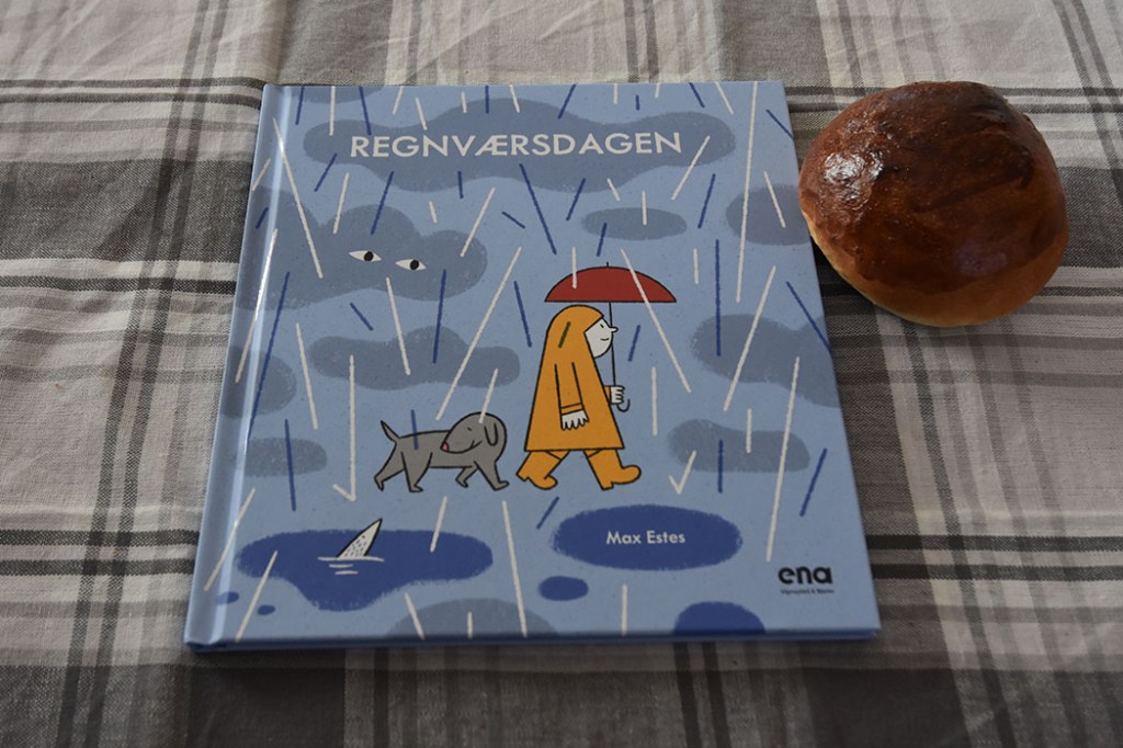 Estes, Max (2020) «Regnværsdagen», ENA Vigmostad & Bjørke Boller med Rosiner Ingredienser 20 g Havregryn 5 ½ dl Vann 1 pakke Gjær 1 dl Olje (raps) 200 g Sukker 5 g Gjær 20 g Kardemomme 1 kg Hvetemel 350 g Rosiner (valgfritt) Egg til pensling (valgfritt) https://heidisboble.no/ @heidisboble