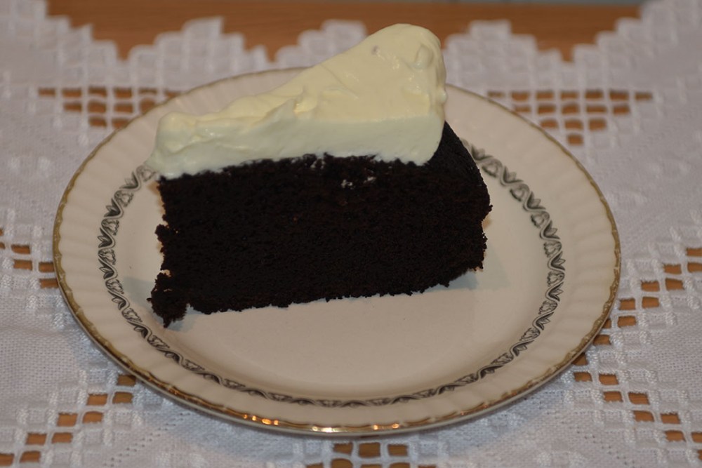 Guinnesskake med kremost topping Ingredienser: 250 g Guinness (2 ½ dl) 250 g Smør 75 g Kakaopulver 350 g Sukker 1 ½ dl Rømme 2 Egg 1 ss Vaniljeekstrakt / vaniljesukker 275 g Hvetemel 2 ½ ts Natron Topping: 300 g Kremost (naturell) 150 g Melis 1 pl Gelatin 1 ½ dl Kremfløte https://heidisboble.no/ @heidisboble