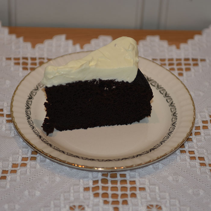 Guinnesskake med kremost topping Ingredienser: 250 g Guinness (2 ½ dl) 250 g Smør 75 g Kakaopulver 350 g Sukker 1 ½ dl Rømme 2 Egg 1 ss Vaniljeekstrakt / vaniljesukker 275 g Hvetemel 2 ½ ts Natron Topping: 300 g Kremost (naturell) 150 g Melis 1 pl Gelatin 1 ½ dl Kremfløte https://heidisboble.no/ @heidisboble