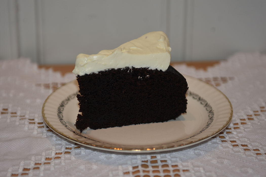Guinnesskake med kremost topping Ingredienser: 250 g Guinness (2 ½ dl) 250 g Smør 75 g Kakaopulver 350 g Sukker 1 ½ dl Rømme 2 Egg 1 ss Vaniljeekstrakt / vaniljesukker 275 g Hvetemel 2 ½ ts Natron Topping: 300 g Kremost (naturell) 150 g Melis 1 pl Gelatin 1 ½ dl Kremfløte https://heidisboble.no/ @heidisboble
