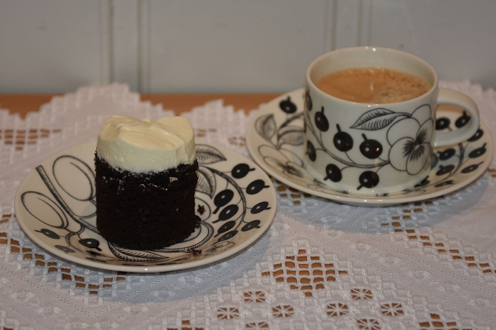 Guinnesskake med kremost topping Ingredienser: 250 g Guinness (2 ½ dl) 250 g Smør 75 g Kakaopulver 350 g Sukker 1 ½ dl Rømme 2 Egg 1 ss Vaniljeekstrakt / vaniljesukker 275 g Hvetemel 2 ½ ts Natron Topping: 300 g Kremost (naturell) 150 g Melis 1 pl Gelatin 1 ½ dl Kremfløte https://heidisboble.no/ @heidisboble