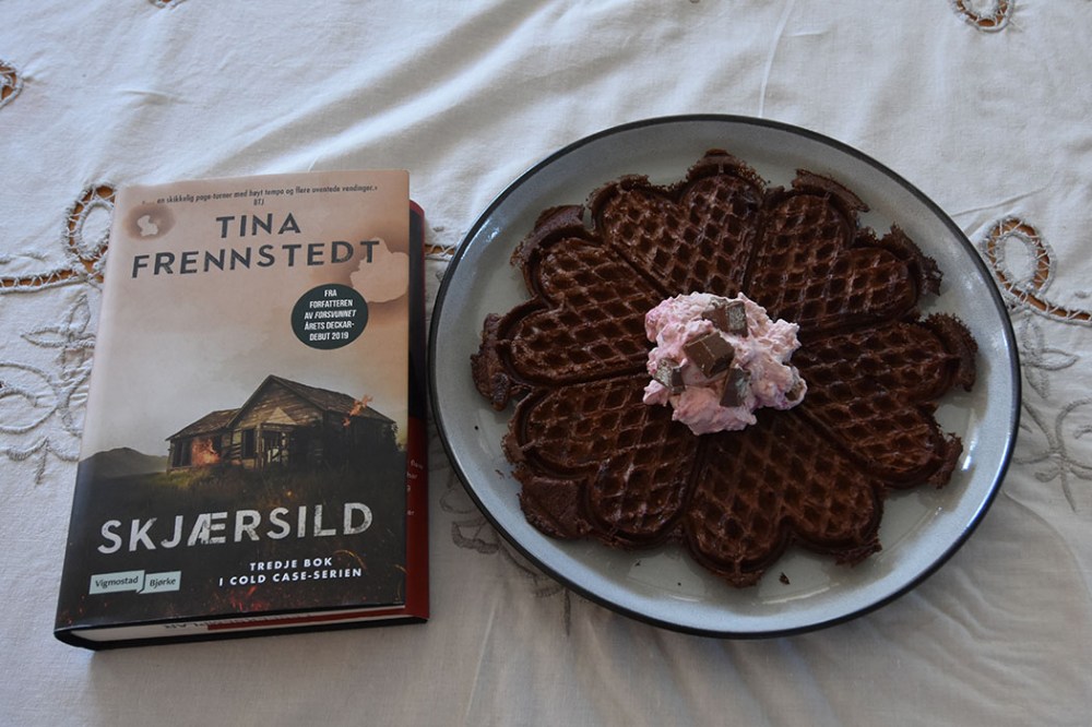 Frennstedt, Tina (2022) «Skjærsild», Vigmostad og Bjørke OG Sjokoladevafler med bringebærkrem Ingredienser 50 g Smør (smeltet) 2 Egg 4½ dl Melk 2½ dl Hvetemel ½ dl Kakaopulver 2 ts Bakepulver 1½ ts Vaniljesukker 3 ss Sukker ½ ts Salt Bringebærkrem: 3 dl Kremfløte 2 dl Bringebærsyltetøy 2 Kvikklunsj https://heidisboble.no/ @heidisboble