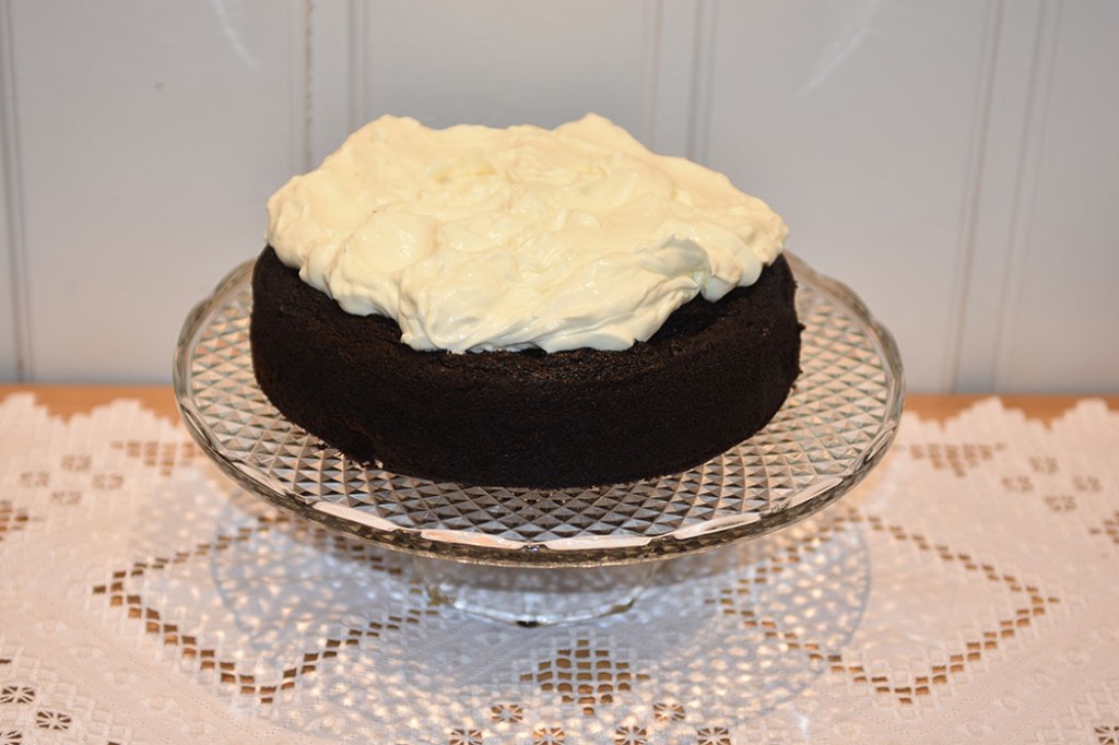 Guinnesskake med kremost topping Ingredienser: 250 g Guinness (2 ½ dl) 250 g Smør 75 g Kakaopulver 350 g Sukker 1 ½ dl Rømme 2 Egg 1 ss Vaniljeekstrakt / vaniljesukker 275 g Hvetemel 2 ½ ts Natron Topping: 300 g Kremost (naturell) 150 g Melis 1 pl Gelatin 1 ½ dl Kremfløte https://heidisboble.no/ @heidisboble