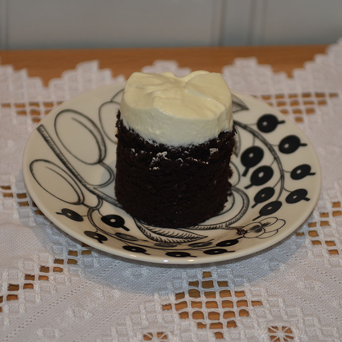 Guinnesskake med kremost topping Ingredienser: 250 g Guinness (2 ½ dl) 250 g Smør 75 g Kakaopulver 350 g Sukker 1 ½ dl Rømme 2 Egg 1 ss Vaniljeekstrakt / vaniljesukker 275 g Hvetemel 2 ½ ts Natron Topping: 300 g Kremost (naturell) 150 g Melis 1 pl Gelatin 1 ½ dl Kremfløte https://heidisboble.no/ @heidisboble