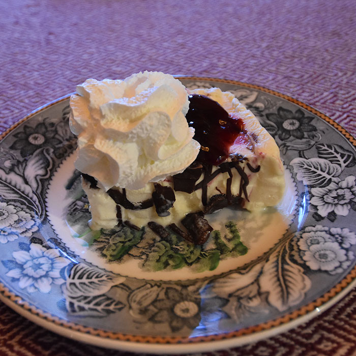 Hjemmelaget iskrem med bringebær, og sjokolade Ingredienser: 75 g Sukker 3 Egg (delte) 3 dl Kremfløte 100 g Bringebær 100 g Kokesjokolade Bringebærsirup: 100 g Sukker 1 dl Vann 125 g Bringebær ½ Vaniljestang (splittet) https://heidisboble.no/ @heidisboble