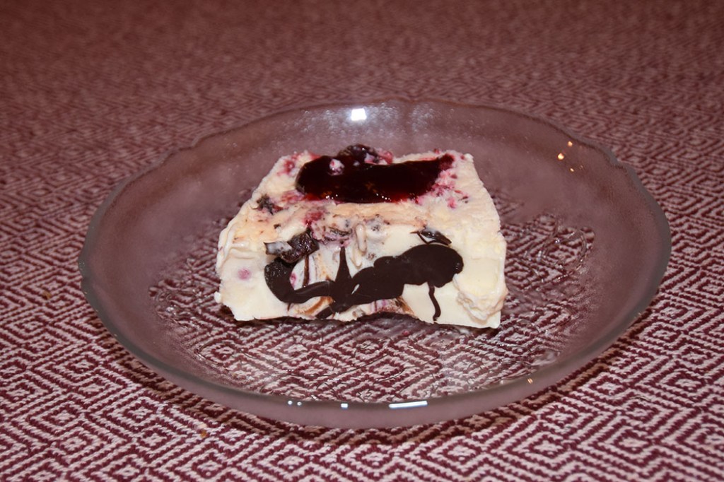 Hjemmelaget iskrem med bringebær, og sjokolade Ingredienser: 75 g Sukker 3 Egg (delte) 3 dl Kremfløte 100 g Bringebær 100 g Kokesjokolade Bringebærsirup: 100 g Sukker 1 dl Vann 125 g Bringebær ½ Vaniljestang (splittet) https://heidisboble.no/ @heidisboble