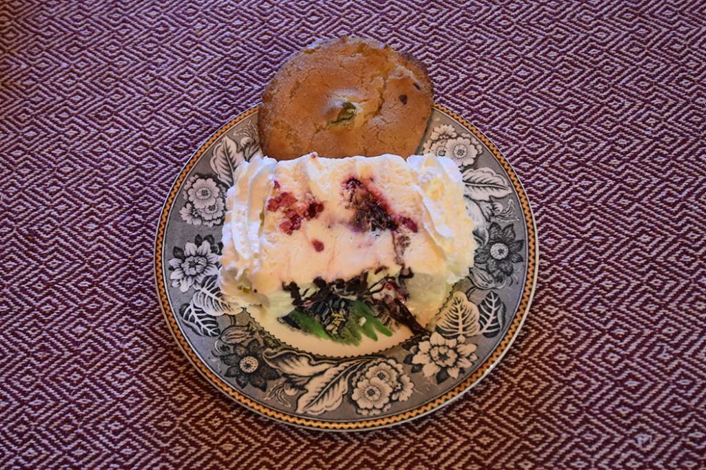 Hjemmelaget iskrem med bringebær, og sjokolade Ingredienser: 75 g Sukker 3 Egg (delte) 3 dl Kremfløte 100 g Bringebær 100 g Kokesjokolade Bringebærsirup: 100 g Sukker 1 dl Vann 125 g Bringebær ½ Vaniljestang (splittet) https://heidisboble.no/ @heidisboble