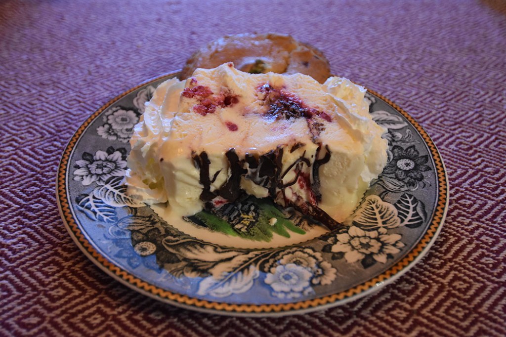 Hjemmelaget iskrem med bringebær, og sjokolade Ingredienser: 75 g Sukker 3 Egg (delte) 3 dl Kremfløte 100 g Bringebær 100 g Kokesjokolade Bringebærsirup: 100 g Sukker 1 dl Vann 125 g Bringebær ½ Vaniljestang (splittet) https://heidisboble.no/ @heidisboble