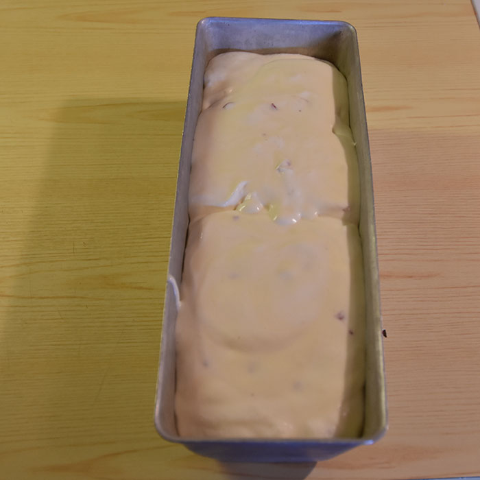 Hjemmelaget iskrem med bringebær, og sjokolade Ingredienser: 75 g Sukker 3 Egg (delte) 3 dl Kremfløte 100 g Bringebær 100 g Kokesjokolade Bringebærsirup: 100 g Sukker 1 dl Vann 125 g Bringebær ½ Vaniljestang (splittet) https://heidisboble.no/ @heidisboble