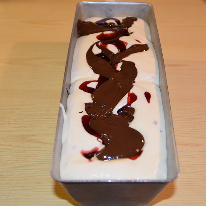 Hjemmelaget iskrem med bringebær, og sjokolade Ingredienser: 75 g Sukker 3 Egg (delte) 3 dl Kremfløte 100 g Bringebær 100 g Kokesjokolade Bringebærsirup: 100 g Sukker 1 dl Vann 125 g Bringebær ½ Vaniljestang (splittet) https://heidisboble.no/ @heidisboble