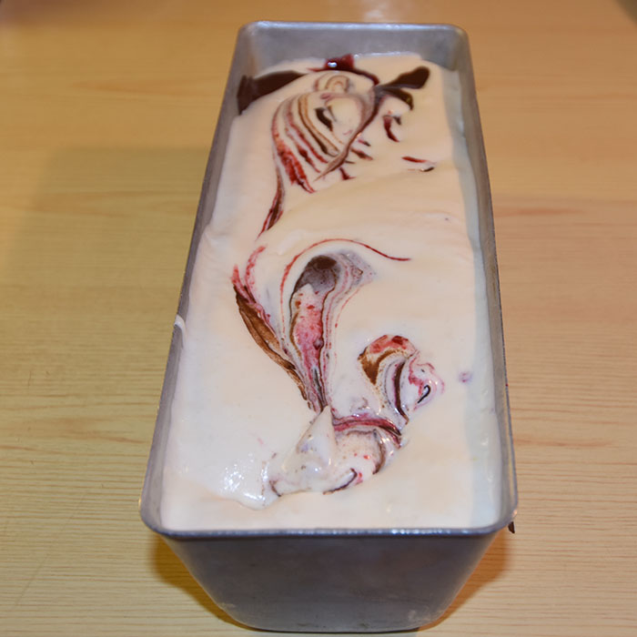 Hjemmelaget iskrem med bringebær, og sjokolade Ingredienser: 75 g Sukker 3 Egg (delte) 3 dl Kremfløte 100 g Bringebær 100 g Kokesjokolade Bringebærsirup: 100 g Sukker 1 dl Vann 125 g Bringebær ½ Vaniljestang (splittet) https://heidisboble.no/ @heidisboble