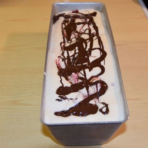 Hjemmelaget iskrem med bringebær, og sjokolade Ingredienser: 75 g Sukker 3 Egg (delte) 3 dl Kremfløte 100 g Bringebær 100 g Kokesjokolade Bringebærsirup: 100 g Sukker 1 dl Vann 125 g Bringebær ½ Vaniljestang (splittet) https://heidisboble.no/ @heidisboble