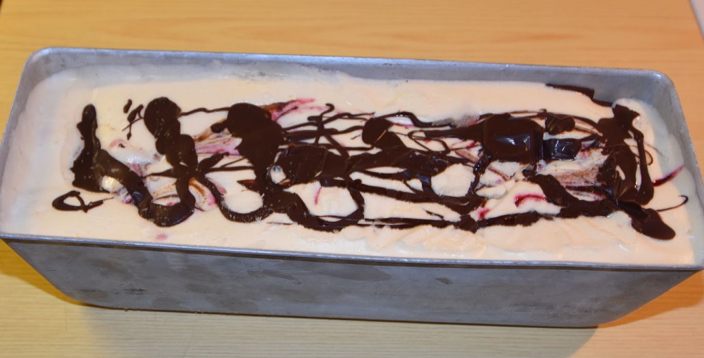 Hjemmelaget iskrem med bringebær, og sjokolade Ingredienser: 75 g Sukker 3 Egg (delte) 3 dl Kremfløte 100 g Bringebær 100 g Kokesjokolade Bringebærsirup: 100 g Sukker 1 dl Vann 125 g Bringebær ½ Vaniljestang (splittet) https://heidisboble.no/ @heidisboble