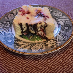 Hjemmelaget iskrem med bringebær, og sjokolade Ingredienser: 75 g Sukker 3 Egg (delte) 3 dl Kremfløte 100 g Bringebær 100 g Kokesjokolade Bringebærsirup: 100 g Sukker 1 dl Vann 125 g Bringebær ½ Vaniljestang (splittet) https://heidisboble.no/ @heidisboble