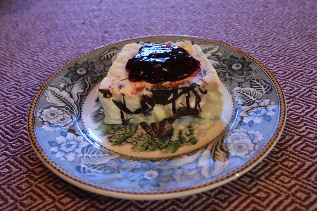 Hjemmelaget iskrem med bringebær, og sjokolade Ingredienser: 75 g Sukker 3 Egg (delte) 3 dl Kremfløte 100 g Bringebær 100 g Kokesjokolade Bringebærsirup: 100 g Sukker 1 dl Vann 125 g Bringebær ½ Vaniljestang (splittet) https://heidisboble.no/ @heidisboble