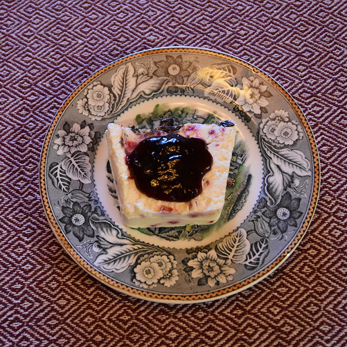 Hjemmelaget iskrem med bringebær, og sjokolade Ingredienser: 75 g Sukker 3 Egg (delte) 3 dl Kremfløte 100 g Bringebær 100 g Kokesjokolade Bringebærsirup: 100 g Sukker 1 dl Vann 125 g Bringebær ½ Vaniljestang (splittet) https://heidisboble.no/ @heidisboble