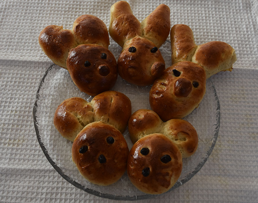 Påskeharer Ingredienser_ 20 g Havregryn 5 ½ dl Vann 1 pakke Gjær 1 dl Olje (raps) 200 g Sukker 5 g Gjær 20 g Kardemomme 1 kg Hvetemel Pynt mm: 1 Egg (sammenvispet) Rosiner https://heidisboble.no/ @heidisboble