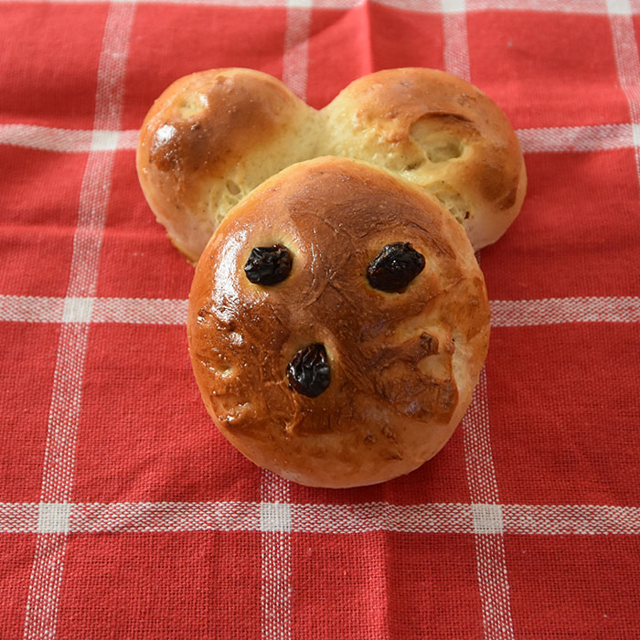 Julemus Ingredienser_ 20 g Havregryn 5 ½ dl Vann 1 pakke Gjær 1 dl Olje (raps) 200 g Sukker 5 g Gjær 20 g Kardemomme 1 kg Hvetemel Pynt mm: 1 Egg (sammenvispet) Rosiner https://heidisboble.no/ @heidisboble