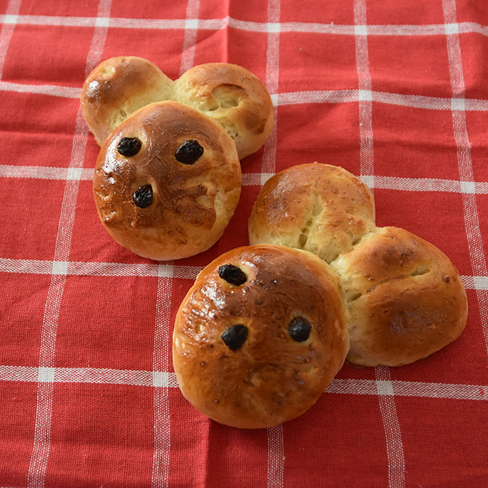 Julemus Ingredienser_ 20 g Havregryn 5 ½ dl Vann 1 pakke Gjær 1 dl Olje (raps) 200 g Sukker 5 g Gjær 20 g Kardemomme 1 kg Hvetemel Pynt mm: 1 Egg (sammenvispet) Rosiner https://heidisboble.no/ @heidisboble